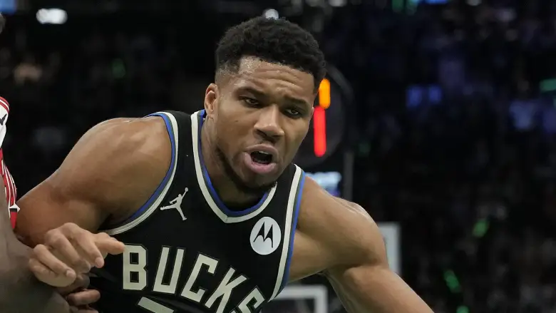 Antetokounmpo Expected to Miss Up to Six Weeks After Calf Injury
