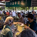 Chinese Salespeople Struggle as US Orders Decline in New Markets