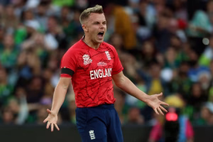 Sam Curran bowls in the death overs to help England beat Italy