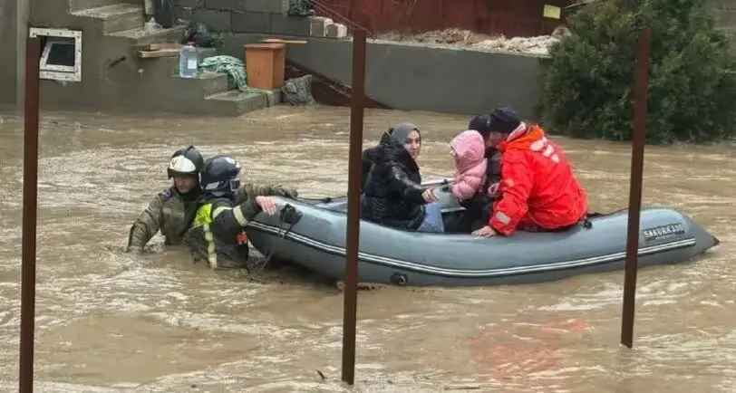 Flooded street in Makhachkala with water reaching houses.