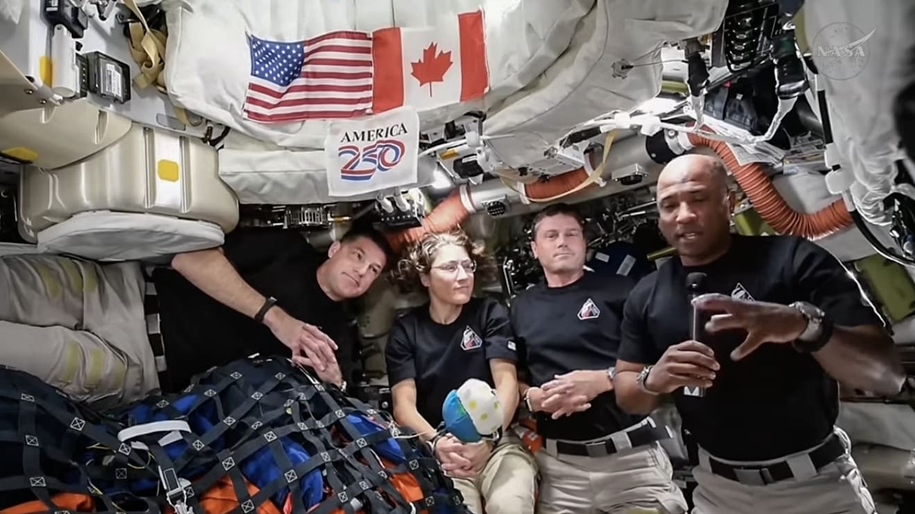 NASA Artemis II lunar mission crew returning to Earth after Moon flyby in Orion spacecraft